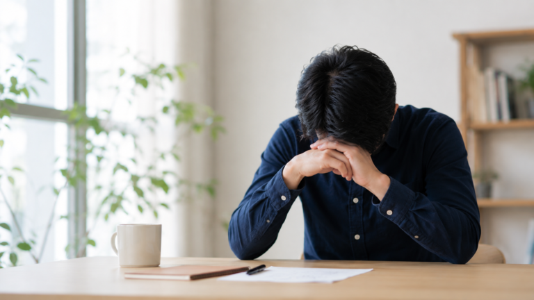 頭を抱える男性
