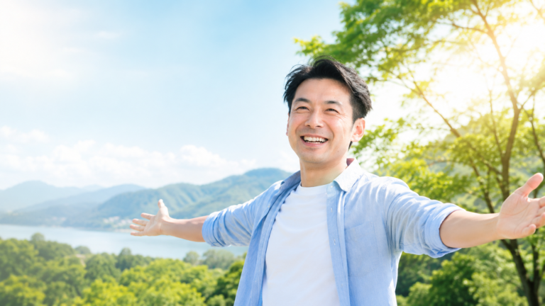 両手を広げて微笑む男性
