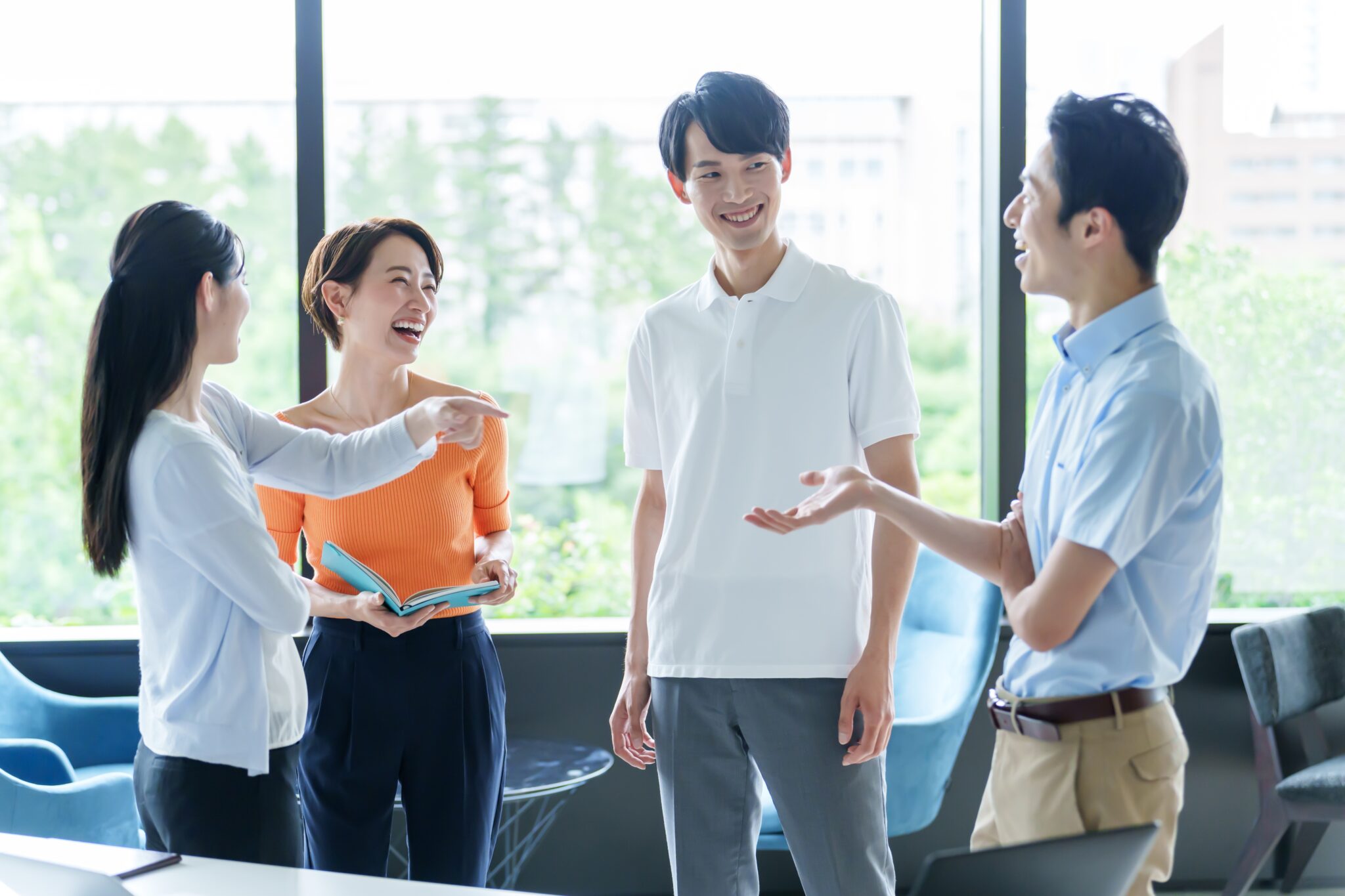オフィスで穏やかに働く人たち