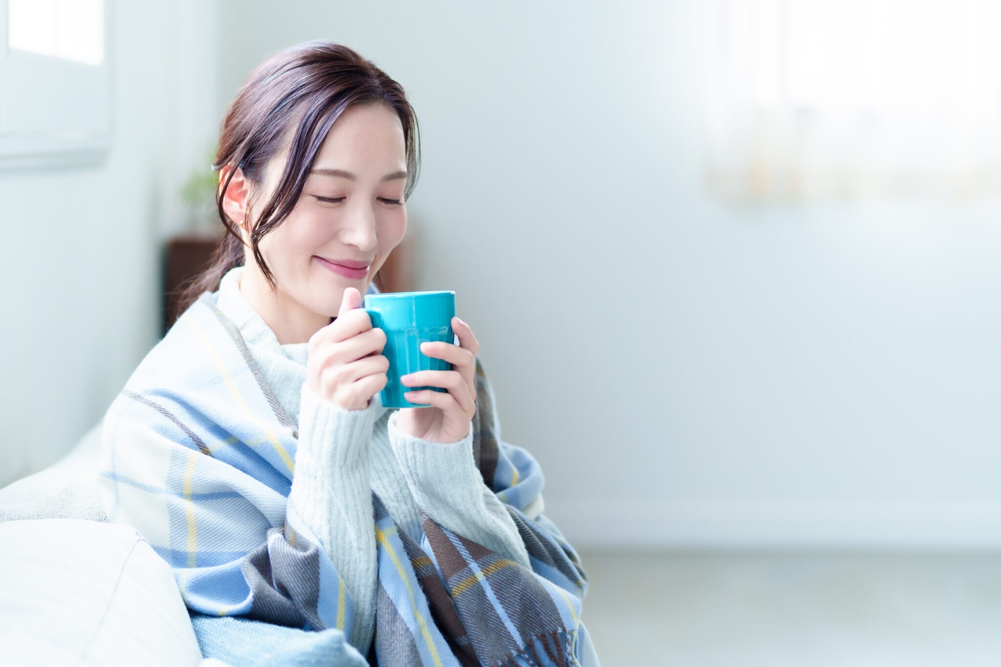 穏やかな気持ちで過ごす女性